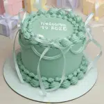 green ribbon vintage cake
